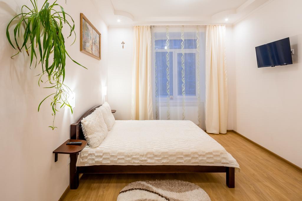 Apartment On Khmelnytskogo Street Львов Экстерьер фото